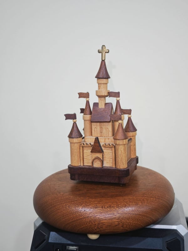 Fából készült asztali zenedoboz – Rajzfilm-stílus, testre szabható logó, ajándék születésnapra és karácsonyra