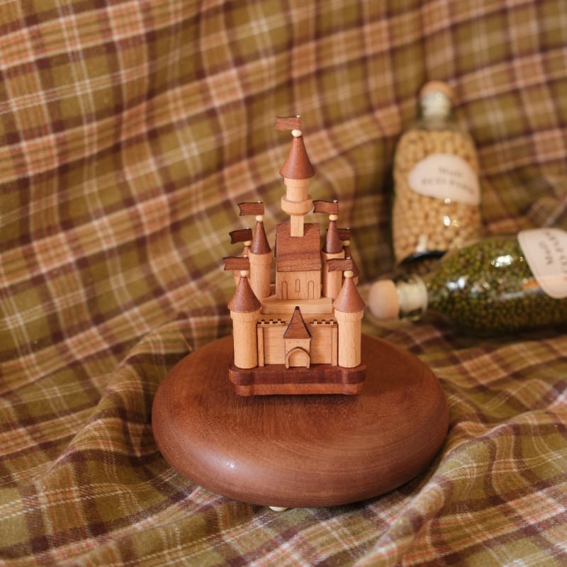 Fából készült asztali zenedoboz – Rajzfilm-stílus, testre szabható logó, ajándék születésnapra és karácsonyra