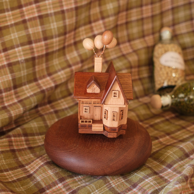 Fából készült asztali zenedoboz – Rajzfilm-stílus, testre szabható logó, ajándék születésnapra és karácsonyra