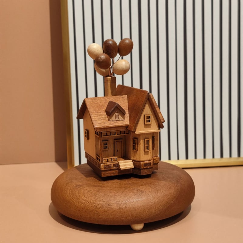 Fából készült asztali zenedoboz – Rajzfilm-stílus, testre szabható logó, ajándék születésnapra és karácsonyra