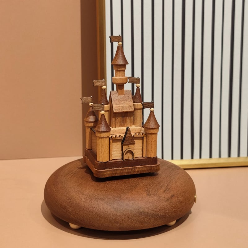 Fából készült asztali zenedoboz – Rajzfilm-stílus, testre szabható logó, ajándék születésnapra és karácsonyra