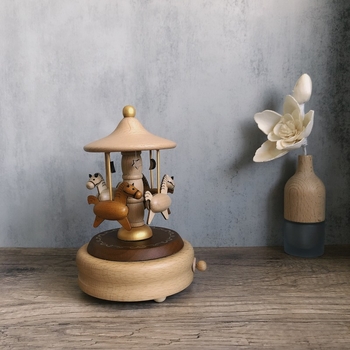 Fa karusszel zenélő doboz, bükkfa anyaga, modern minimalista stílus – lány születésnapjára szánt ajándék