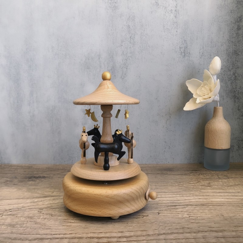 Fa karusszel zenélő doboz, bükkfa anyaga, modern minimalista stílus – lány születésnapjára szánt ajándék