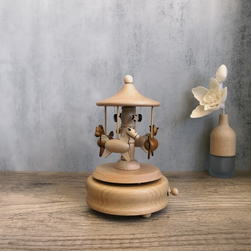 Fa karusszel zenélő doboz, bükkfa anyaga, modern minimalista stílus – lány születésnapjára szánt ajándék