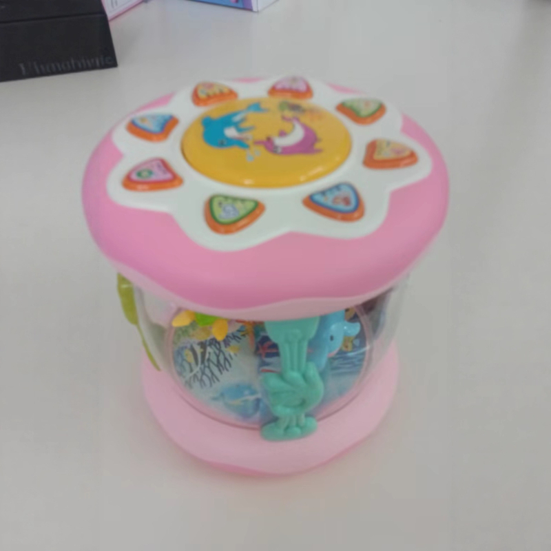 Qu'an fort gyerekeknek készült kézi dob, óceán témával, fényekkel és zenével; műanyag kivitel; 4–6 éveseknek; színes dobozos csomagolás