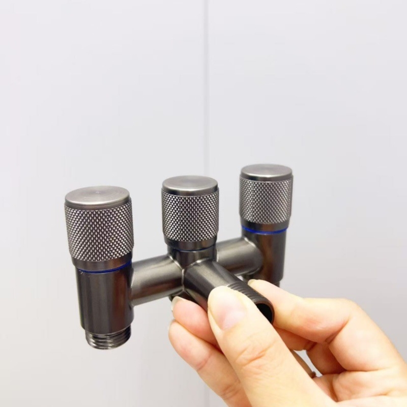 AV-1110 Négyutas sarokcsap, rozsdamentes acélból, falra szerelhető, üzemnyomás 0,6 MPa, belső Ø 15 mm, beltéri és kültéri használatra