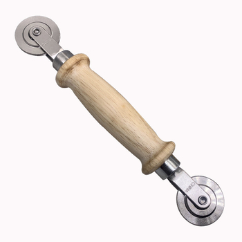 Rola de presiune pentru plasele de ferestre – corp din stejar, model Screen window pressure wheel, ax Ø6 mm, Ø38 mm exterior, rază canelă pentru frânghie 38 mm