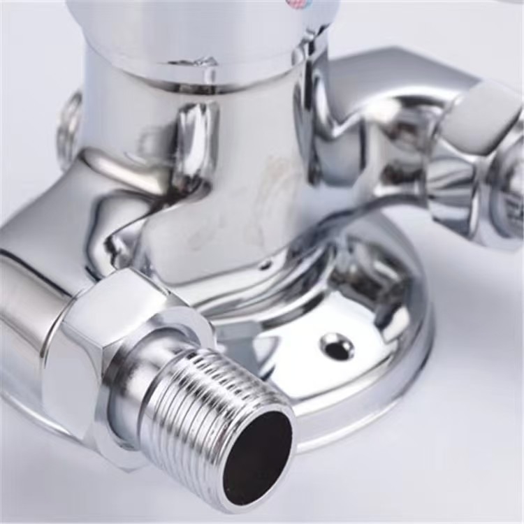 Robinet de amestec montat pe perete din cupru pentru duș cu apă caldă/rece, nucleu ceramic al ventilului, 4 porturi, 90°C temperatură de funcționare