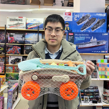 Set de jucării pentru plajă pentru copii, cu unelte pentru nisip și jocuri cu apă, include găleți și lopățile, potrivit pentru 4–6 ani, ambalat într-o plasă.