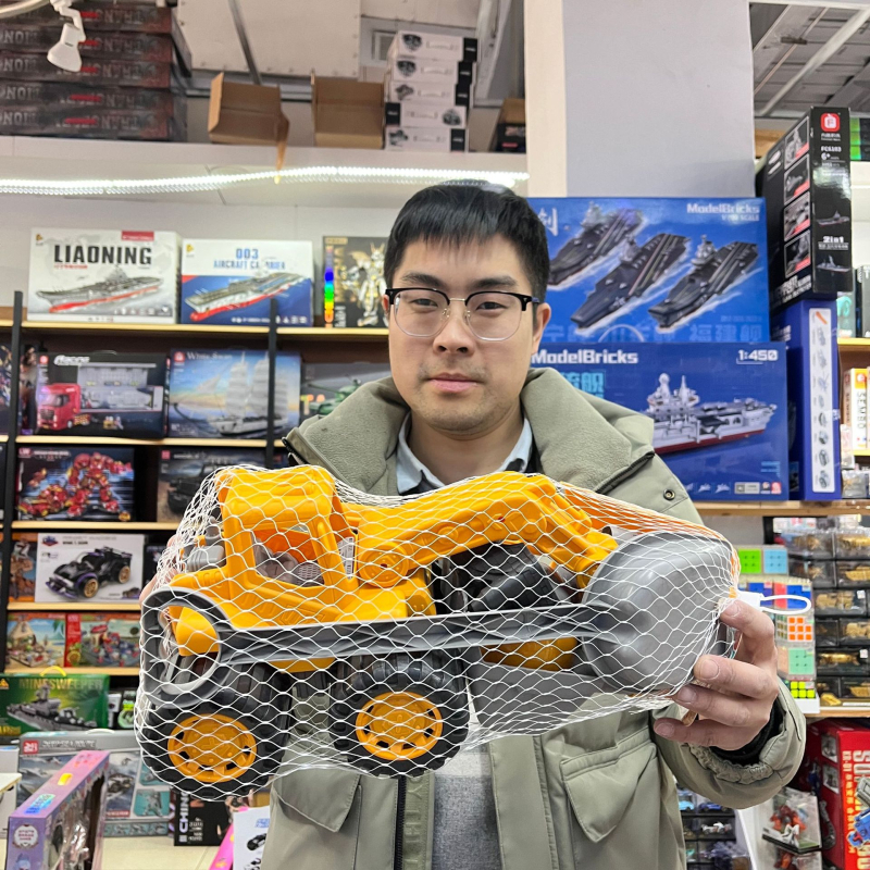 Set de jucării pentru plajă pentru copii, cu unelte pentru nisip și jocuri cu apă, include găleți și lopățile, potrivit pentru 4–6 ani, ambalat într-o plasă.