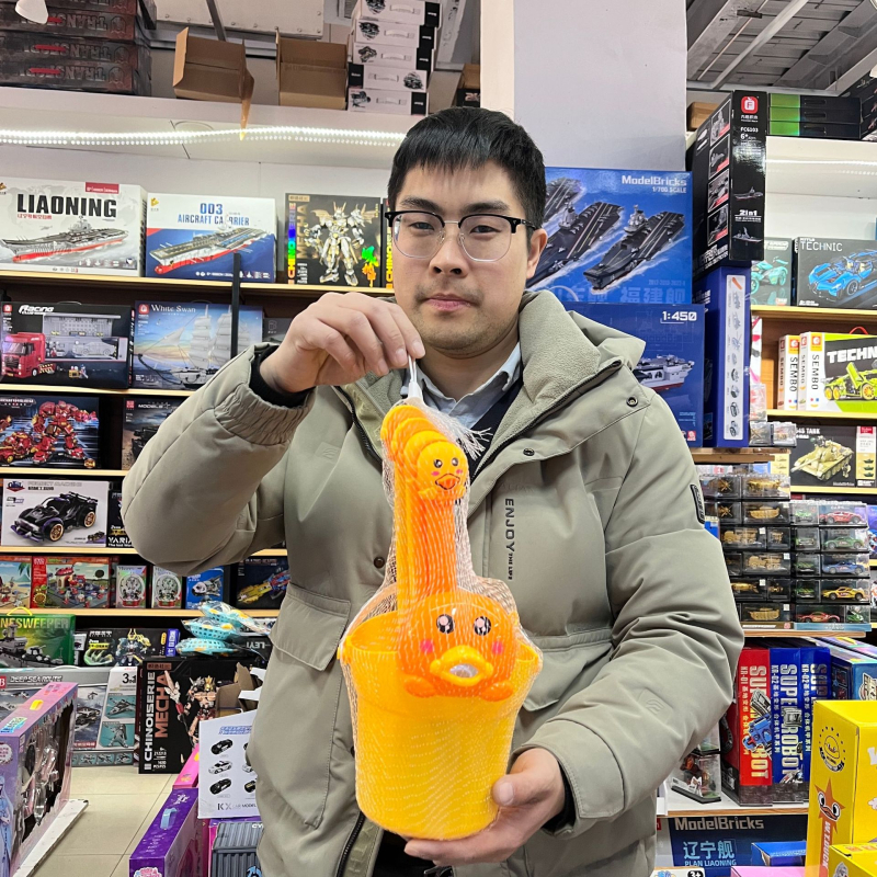 Set de jucării pentru plajă pentru copii, cu unelte pentru nisip și jocuri cu apă, include găleți și lopățile, potrivit pentru 4–6 ani, ambalat într-o plasă.