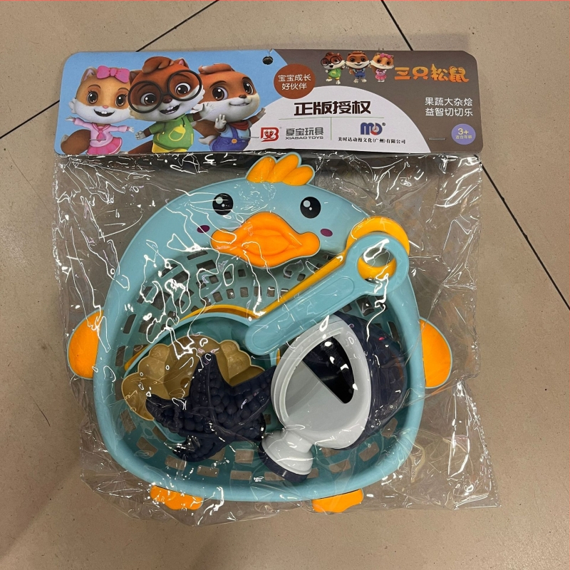 Set de jucării pentru plajă pentru copii, cu unelte pentru nisip și jocuri cu apă, include găleți și lopățile, potrivit pentru 4–6 ani, ambalat într-o plasă.