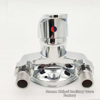 Felszíni szerelésű keverőcsap fürdőkához – háromszög alakú zuhanycsap, cinkötvözet, 0-90°C, 0,8 MPa, modell zp-036