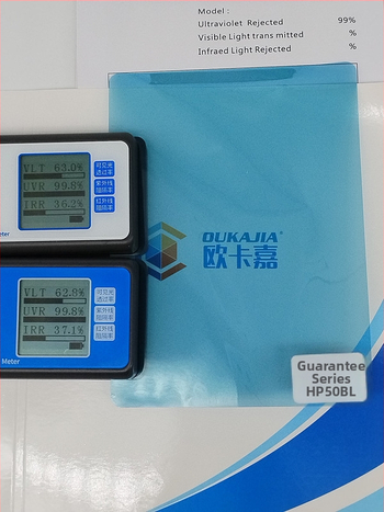 Automobilový film na okná s proti explózii a tepelnoizolačným systémom – UV ochrana 99%, priechod svetla 65%, tepelnoizolačný účinok 34%, hrúbka 2 mil, vodou založené lepidlo, univerzálne pre celé auto