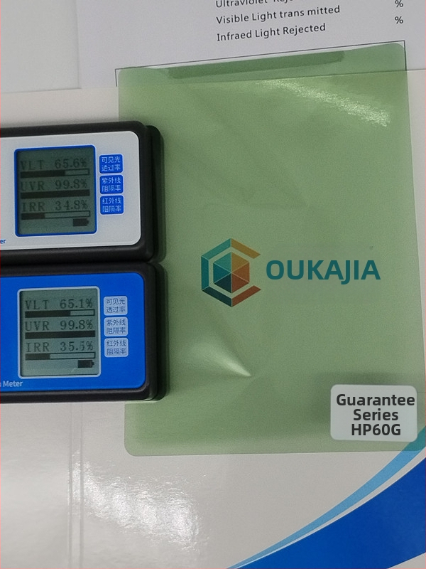 Automobilový film na okná s proti explózii a tepelnoizolačným systémom – UV ochrana 99%, priechod svetla 65%, tepelnoizolačný účinok 34%, hrúbka 2 mil, vodou založené lepidlo, univerzálne pre celé auto