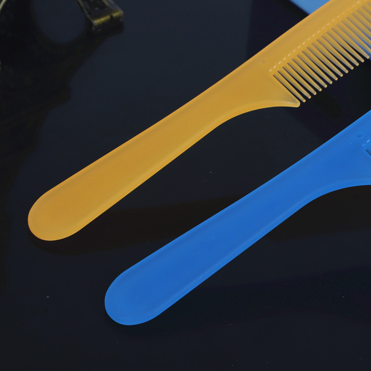 Jednokratni plastični češelj - marka Junda, pravokutnog oblika, PS plastika, rok trajanja 11 mjeseci