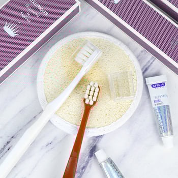 Set cu periuță de dinți și pieptene pliabil în cutie aurie – accesorii de hotel, Material: hârtie, Durată de viață de 36 de luni, Personalizabil