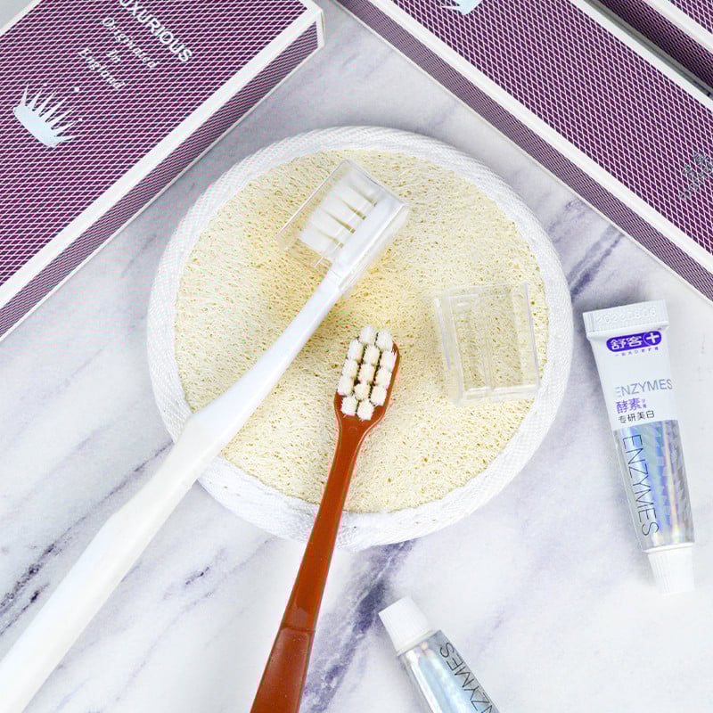 Set cu periuță de dinți și pieptene pliabil în cutie aurie – accesorii de hotel, Material: hârtie, Durată de viață de 36 de luni, Personalizabil