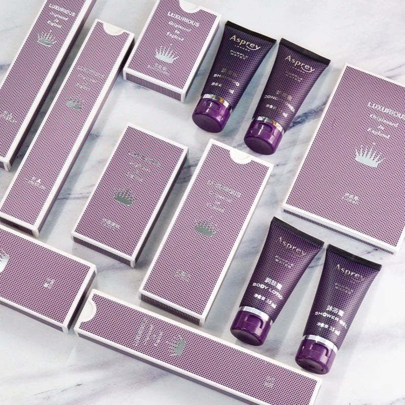 Set cu periuță de dinți și pieptene pliabil în cutie aurie – accesorii de hotel, Material: hârtie, Durată de viață de 36 de luni, Personalizabil