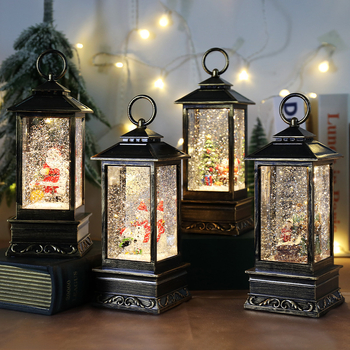 Glob de Crăciun cu cutie muzicală — decor din plastic în stil cartoon, scenă iluminată