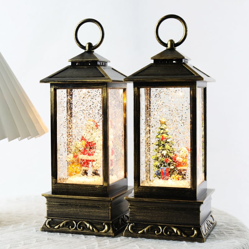 Glob de Crăciun cu cutie muzicală — decor din plastic în stil cartoon, scenă iluminată