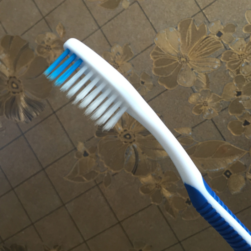 Periuță de dinți manuală NONA 691, peri moi, cutie cu 144 bucăți