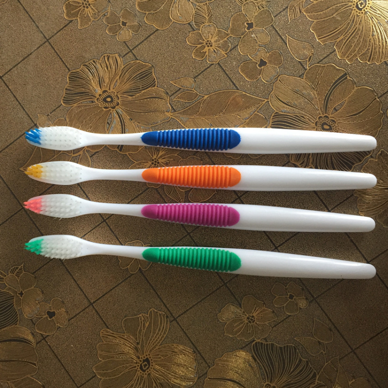 Periuță de dinți manuală NONA 691, peri moi, cutie cu 144 bucăți