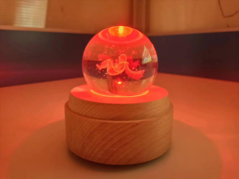 Zeneszerű kristálygömb LED világító forgó alapzattal, bükkfa, Hongxuan