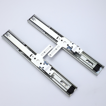 Ράγα καθρέφτη για ντουλάπα με τρία τμήματα — κρυφός μηχανισμός ώθησης-έλξης και περιστροφής, τηλεσκοπική διαδρομή; Υλικό: χάλυβας κρύας έλασης; Επιφανειακή επεξεργασία: ηλεκτροπλατίωση; Στυλ: μοντέρνος μινιμαλισμός; Μάρκα: FK Fukai