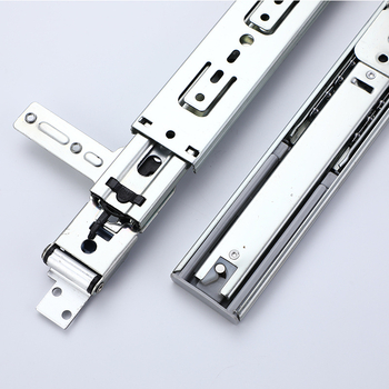 Ράγα καθρέφτη για ντουλάπα με τρία τμήματα — κρυφός μηχανισμός ώθησης-έλξης και περιστροφής, τηλεσκοπική διαδρομή; Υλικό: χάλυβας κρύας έλασης; Επιφανειακή επεξεργασία: ηλεκτροπλατίωση; Στυλ: μοντέρνος μινιμαλισμός; Μάρκα: FK Fukai