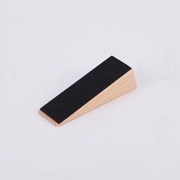 Trokutasti drveni dverni stopper, lakiran, podna montaža, moderan minimalistički stil