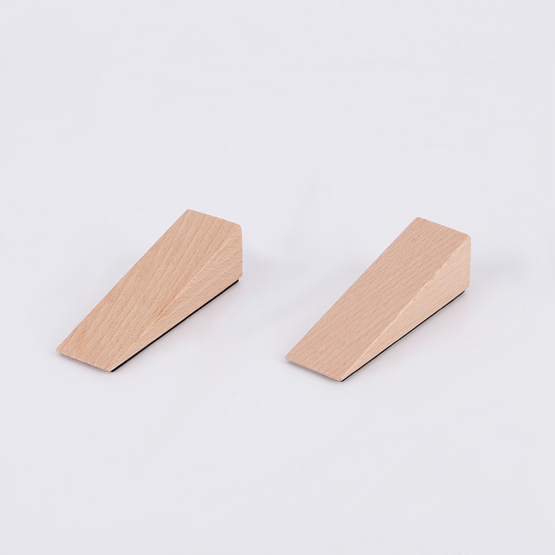 Trokutasti drveni dverni stopper, lakiran, podna montaža, moderan minimalistički stil