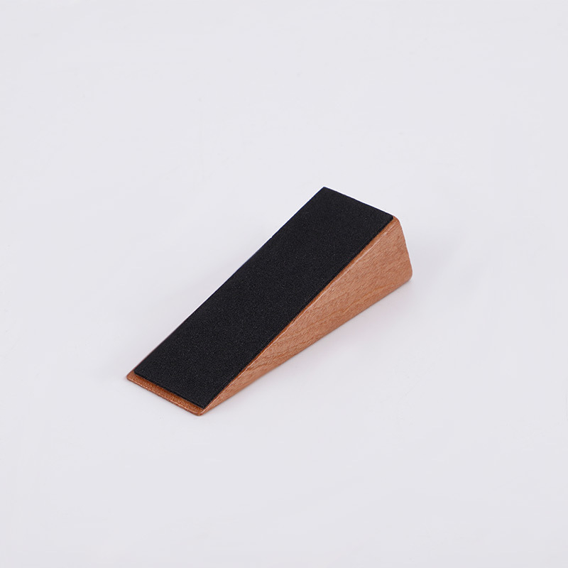 Trokutasti drveni dverni stopper, lakiran, podna montaža, moderan minimalistički stil