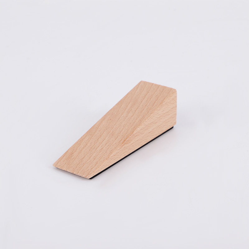 Trokutasti drveni dverni stopper, lakiran, podna montaža, moderan minimalistički stil