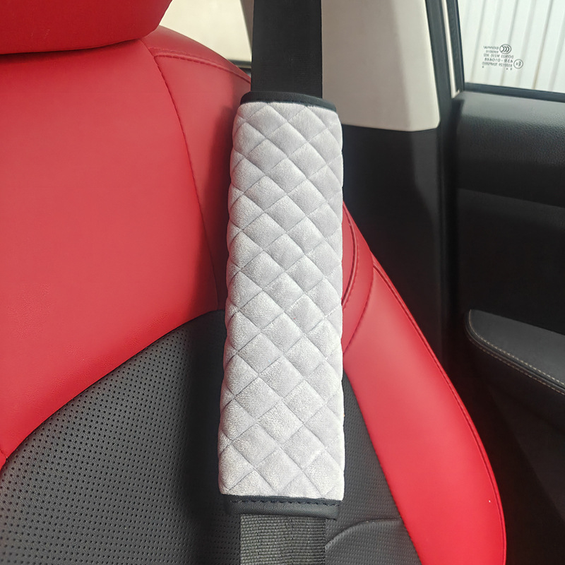 Jastučić za pojas automobila - izvezeni, debeli pliš, protuklizni, poliester; težina 0,35; prilagodba dostupna