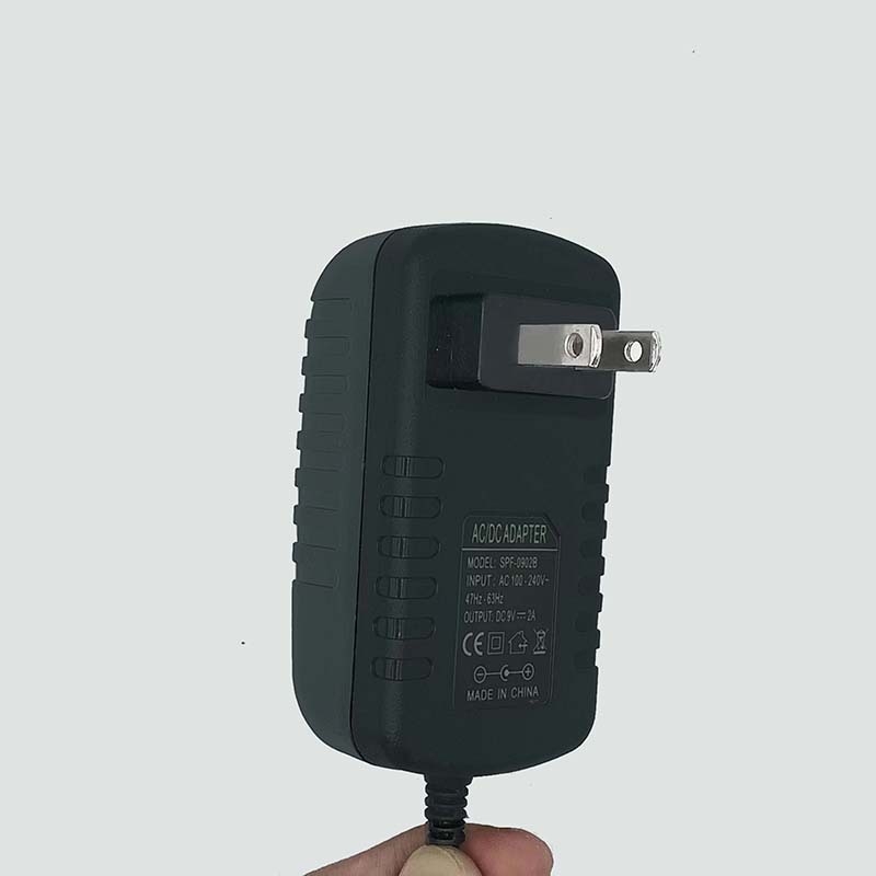 Többkimenetű kapcsolóüzemű tápegység 12V/2A, 5V/2A és 9V/2A kimenetekkel masszírozókhoz, set-top boxokhoz és LED világításhoz