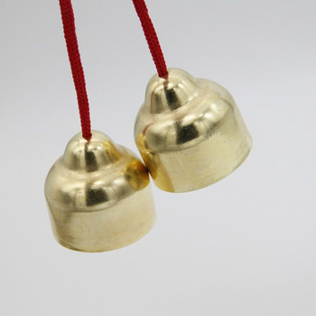 Orff ütőhangszer fém haranggal és fa nyéllel; érintésre csengő játék gyerekeknek; 7–14 éveseknek; fejleszti a kéz- és szem koordinációt, a hallást és a szülő-gyermek kommunikációt (Anyaga: fém, fa nyél; Kategória: érintésre csengő játék; Kor: 7–14; Előnyök