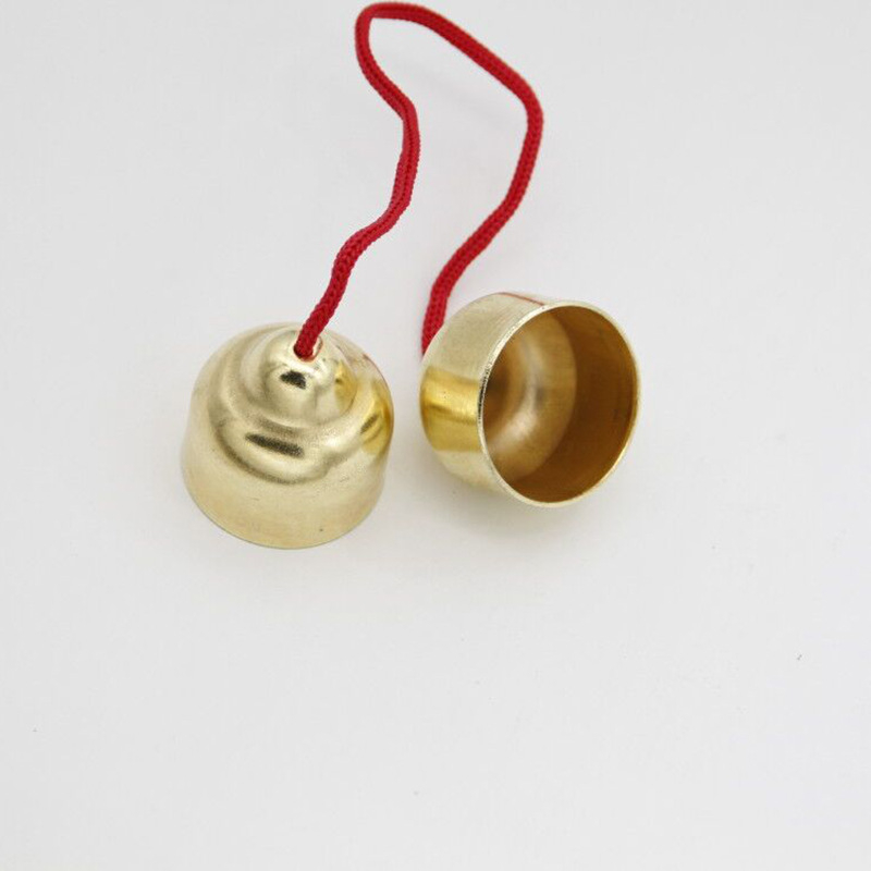 Orff ütőhangszer fém haranggal és fa nyéllel; érintésre csengő játék gyerekeknek; 7–14 éveseknek; fejleszti a kéz- és szem koordinációt, a hallást és a szülő-gyermek kommunikációt (Anyaga: fém, fa nyél; Kategória: érintésre csengő játék; Kor: 7–14; Előnyök