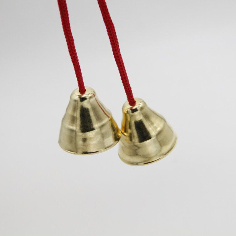 Orff ütőhangszer fém haranggal és fa nyéllel; érintésre csengő játék gyerekeknek; 7–14 éveseknek; fejleszti a kéz- és szem koordinációt, a hallást és a szülő-gyermek kommunikációt (Anyaga: fém, fa nyél; Kategória: érintésre csengő játék; Kor: 7–14; Előnyök