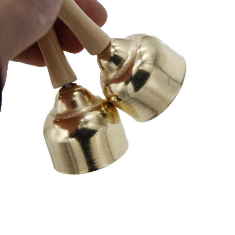 Orff ütőhangszer fém haranggal és fa nyéllel; érintésre csengő játék gyerekeknek; 7–14 éveseknek; fejleszti a kéz- és szem koordinációt, a hallást és a szülő-gyermek kommunikációt (Anyaga: fém, fa nyél; Kategória: érintésre csengő játék; Kor: 7–14; Előnyök