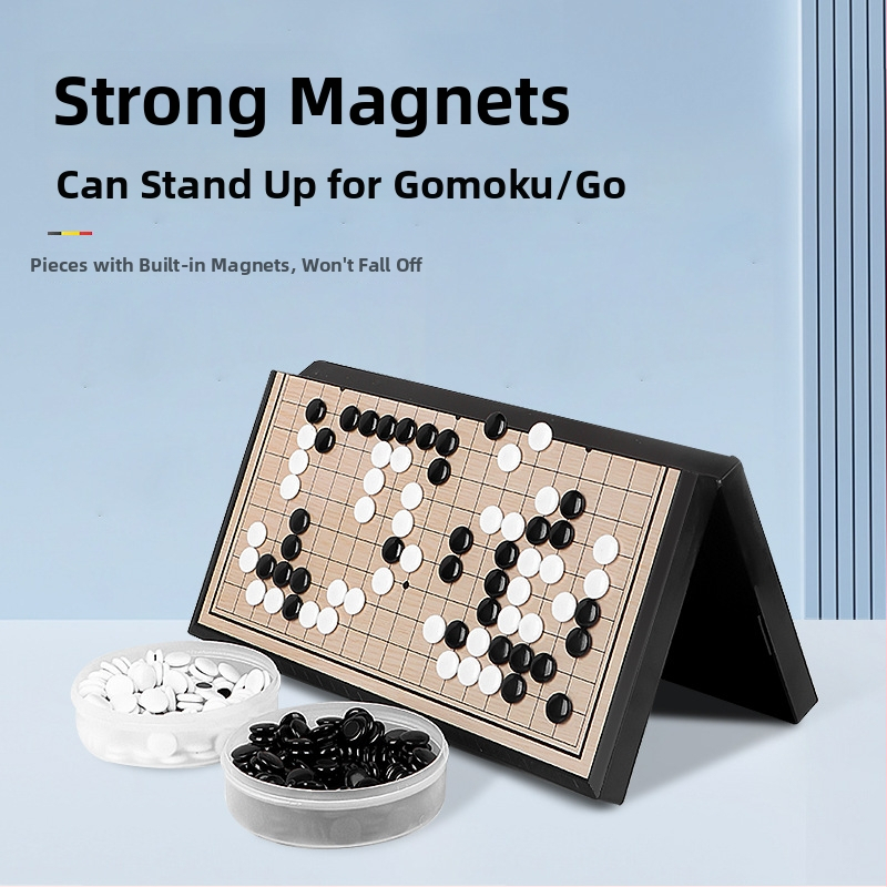 Μαγνητικός πίνακας Γκο με αναδιπλούμενο σχεδιασμό – φορητό σετ Γκο με μαγνήτες; υλικά: PP πλαστικό, χαρτί, μαγνήτης, φιλμ συρρίκνωσης, μεταλλικό φύλλο; προάγει τη λογική σκέψη, μάθηση με τη χρήση των χεριών και διαδραστική οικογενειακή αλληλεπίδραση.