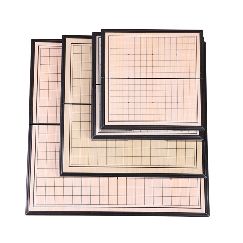 Μαγνητικός πίνακας Γκο με αναδιπλούμενο σχεδιασμό – φορητό σετ Γκο με μαγνήτες; υλικά: PP πλαστικό, χαρτί, μαγνήτης, φιλμ συρρίκνωσης, μεταλλικό φύλλο; προάγει τη λογική σκέψη, μάθηση με τη χρήση των χεριών και διαδραστική οικογενειακή αλληλεπίδραση.