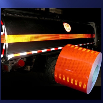 Karosszéria matrica, fényvisszaverő sáv, öntapadós telepítés, veszélyes anyagokat szállító tartálykocsihoz