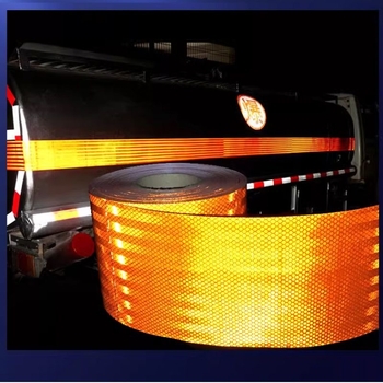 Karosszéria matrica, fényvisszaverő sáv, öntapadós telepítés, veszélyes anyagokat szállító tartálykocsihoz