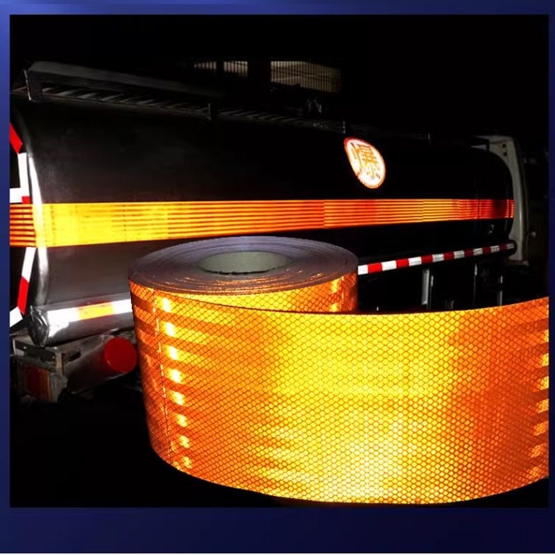 Karosszéria matrica, fényvisszaverő sáv, öntapadós telepítés, veszélyes anyagokat szállító tartálykocsihoz