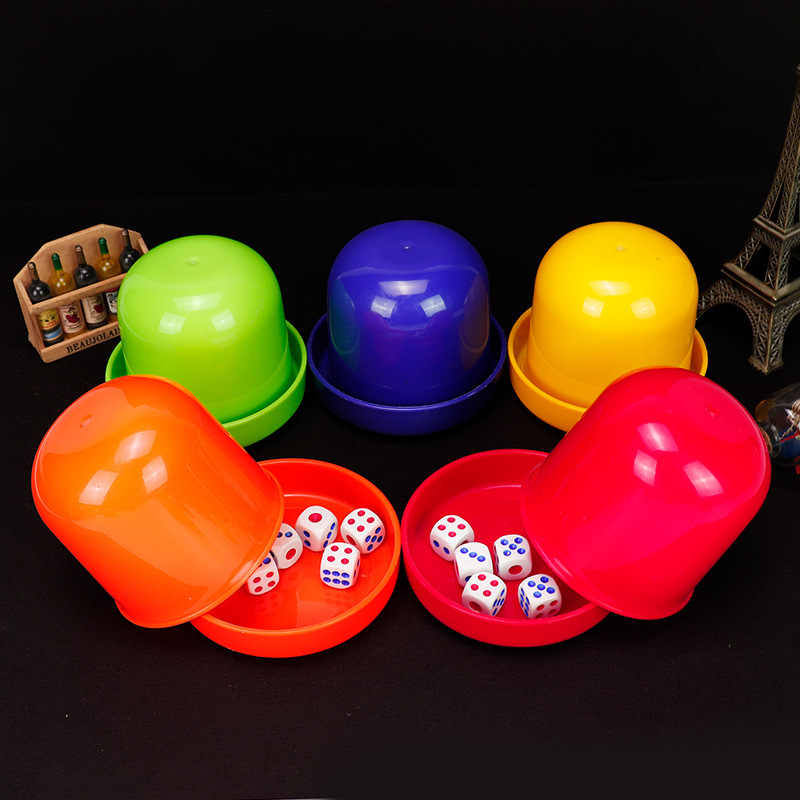 Σετ κύπελλων ζαριών – χρωματιστό, πλαστικό (Υλικό: πλαστικό; Συσκευασία: blister; Ηλικία: 15–60; Κατάλληλο για οικογενειακές συγκεντρώσεις, μπαρ)