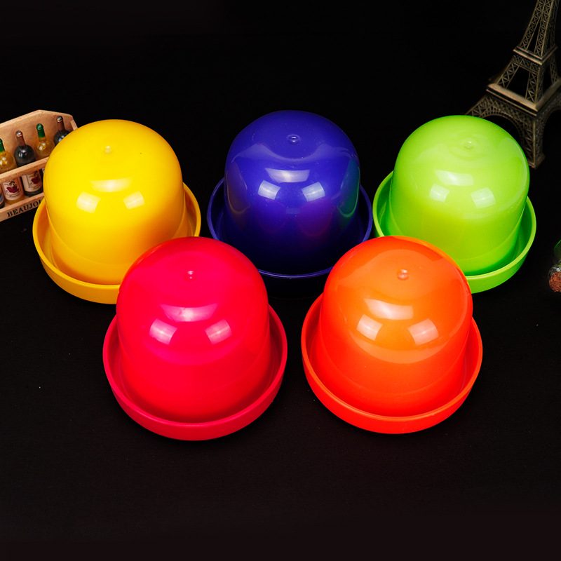 Σετ κύπελλων ζαριών – χρωματιστό, πλαστικό (Υλικό: πλαστικό; Συσκευασία: blister; Ηλικία: 15–60; Κατάλληλο για οικογενειακές συγκεντρώσεις, μπαρ)