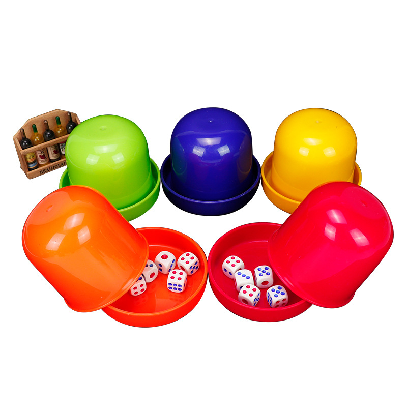 Σετ κύπελλων ζαριών – χρωματιστό, πλαστικό (Υλικό: πλαστικό; Συσκευασία: blister; Ηλικία: 15–60; Κατάλληλο για οικογενειακές συγκεντρώσεις, μπαρ)