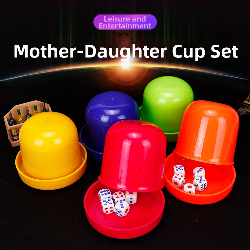 Σετ κύπελλων ζαριών – χρωματιστό, πλαστικό (Υλικό: πλαστικό; Συσκευασία: blister; Ηλικία: 15–60; Κατάλληλο για οικογενειακές συγκεντρώσεις, μπαρ)