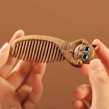 Fából készült macskás mintázatú fésű, szantálfa, hordozható